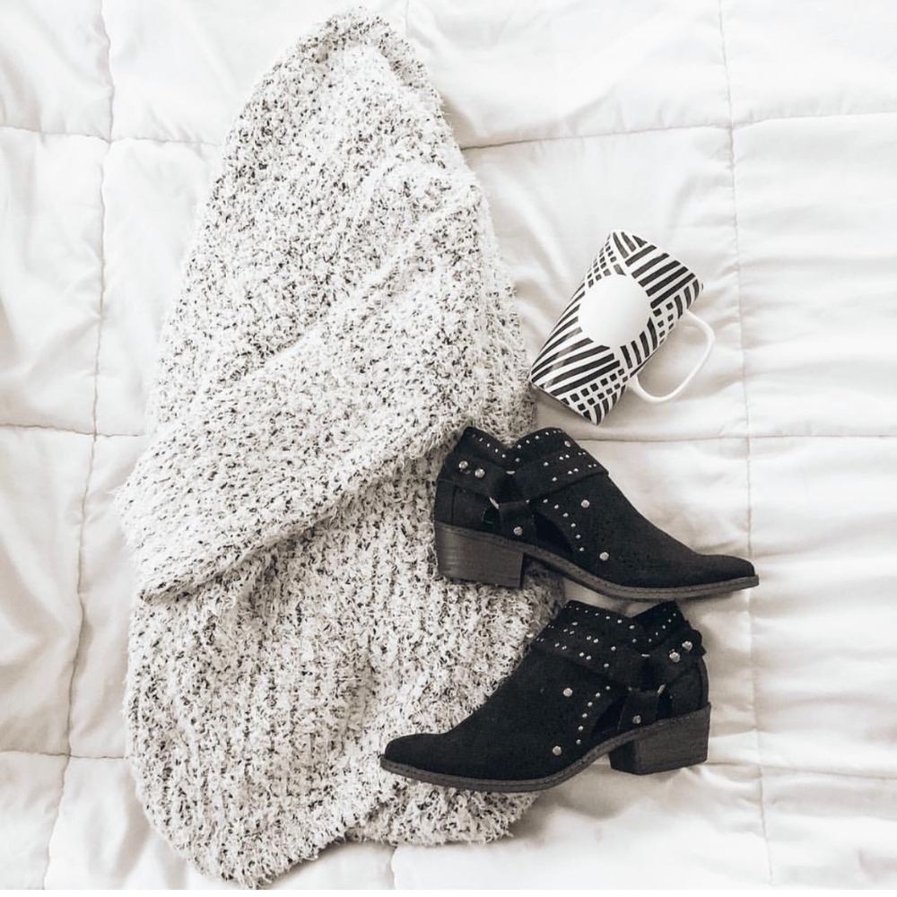 NWOT Black faux suede booties
